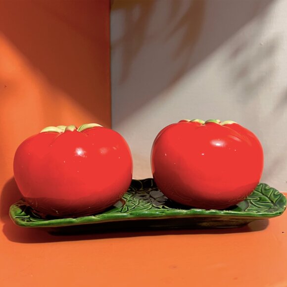 Oversized Vintage 40's Tomato Japanese Salt & Pepper Shakers with Tray - Picture 4 of 8